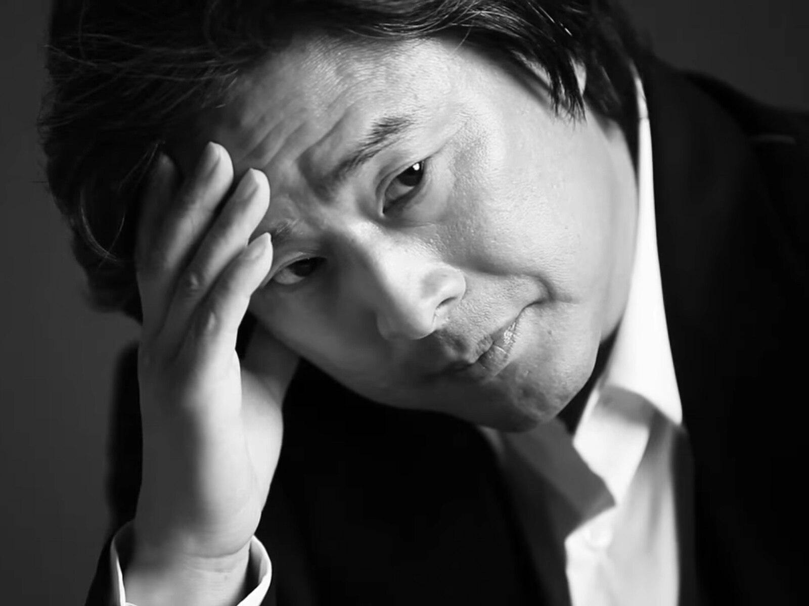 20130925—Park_Chan-wook_박찬욱_Marie_Claire_Korea_photo_shoot_screenshot_(00m01s)_(cropped).jpg