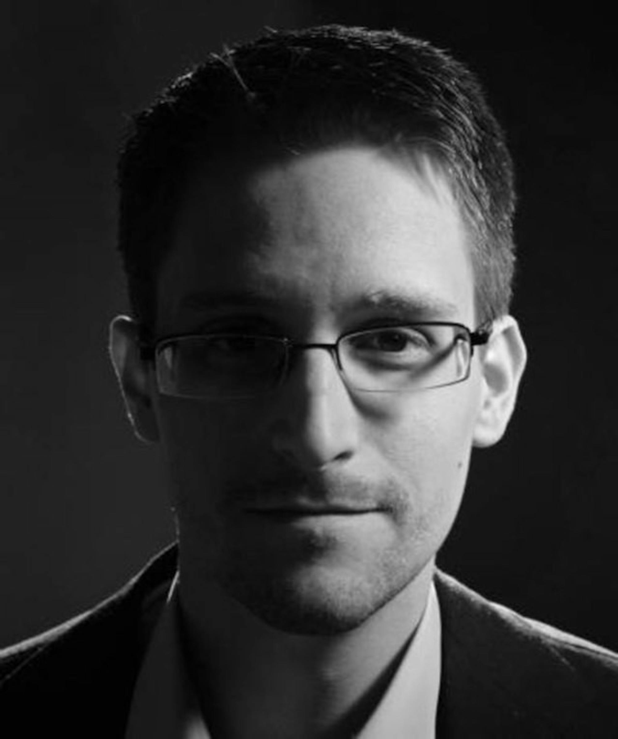 640px-Edward-Snowden-FOPF-2014