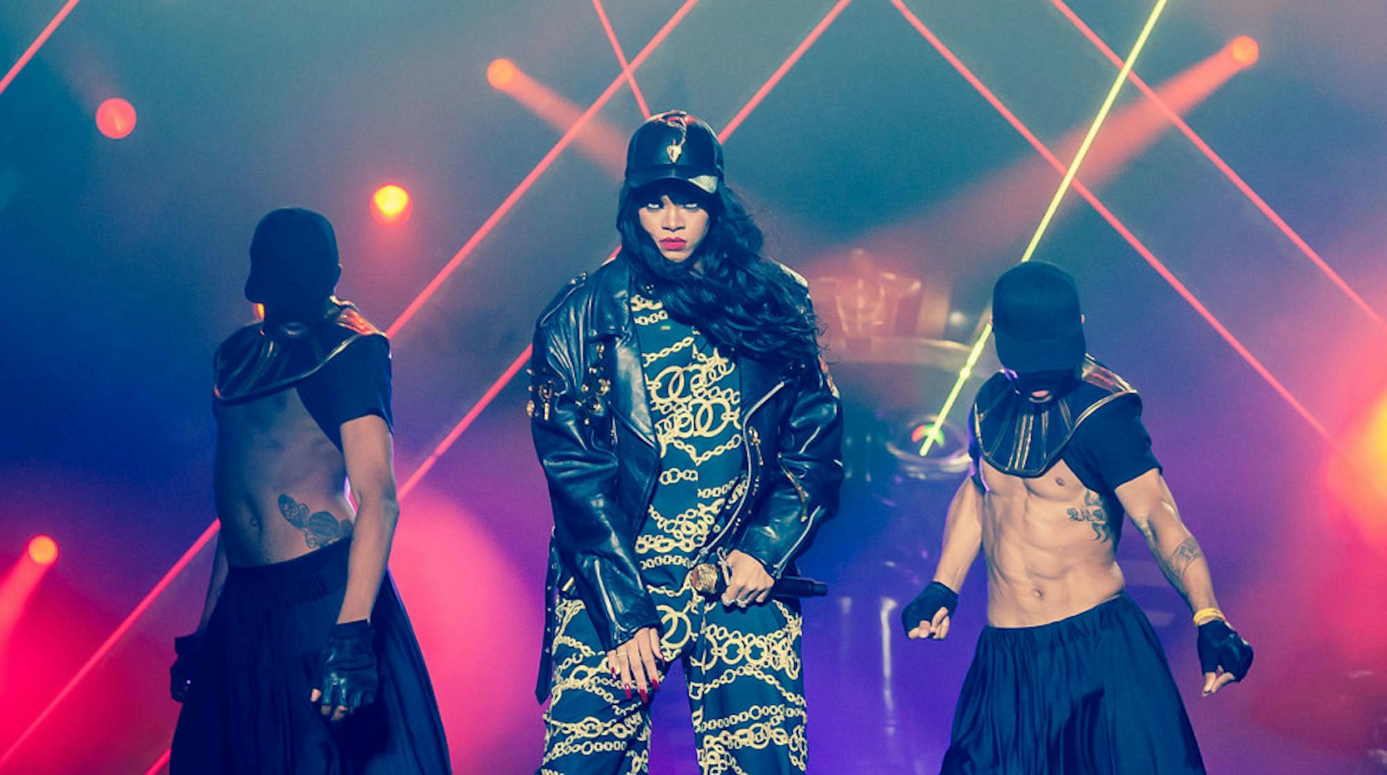 1280px-Rihanna_with_dancers_live_at_Kollen_Music_Festival_2012