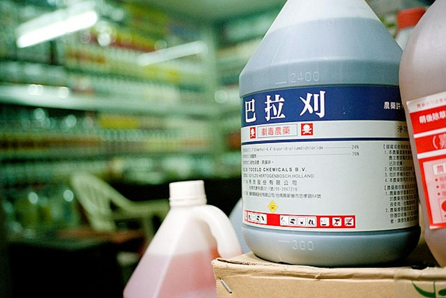 Bottle_of_Paraquat_as_pesticide_at_Changhua_20110829