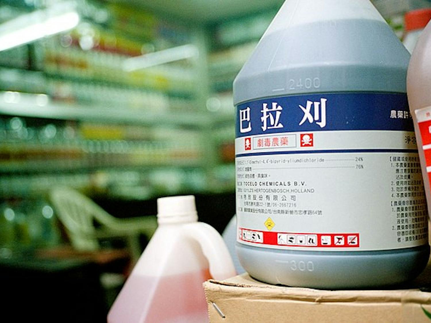 Bottle_of_Paraquat_as_pesticide_at_Changhua_20110829