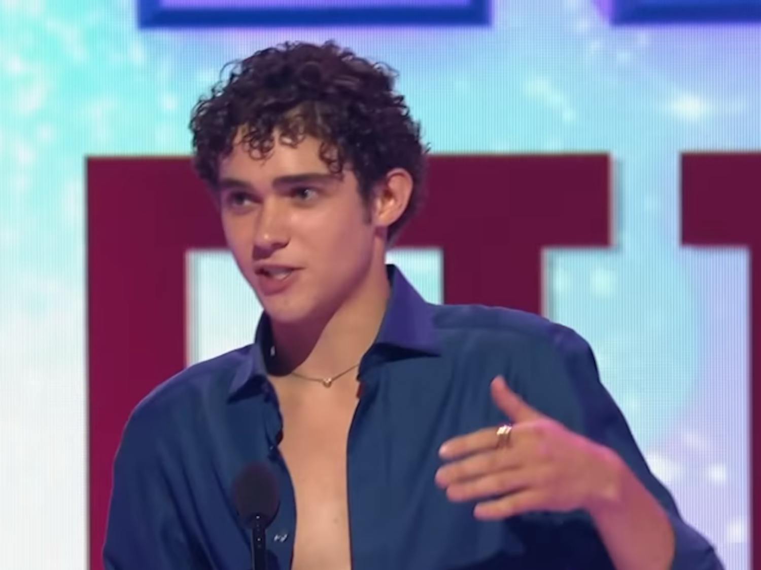 Joshua_Bassett_accepting_his_award_at_2022_KCAs