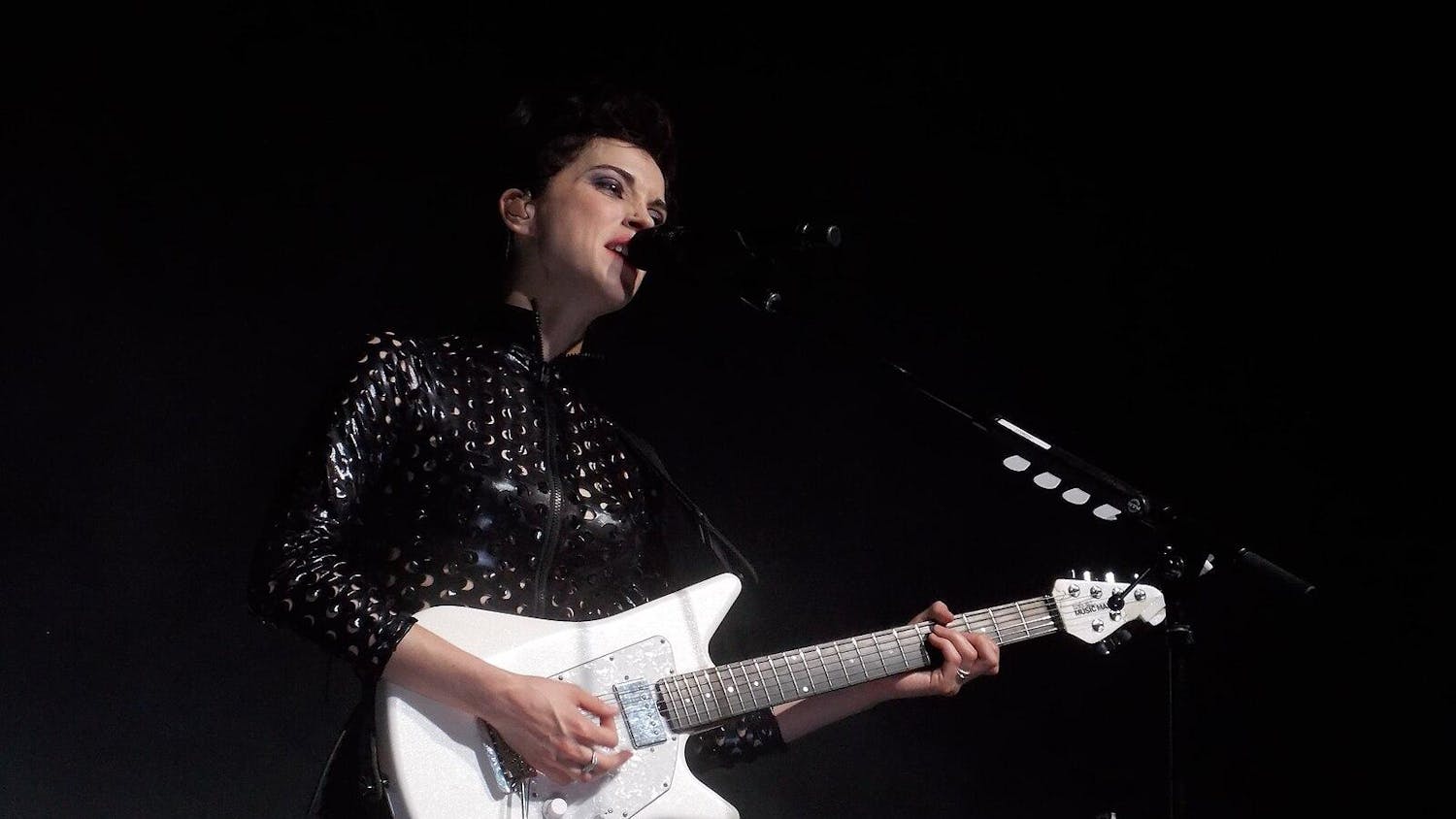 St._Vincent_in_Indianapolis_(May_29,_2015)_06.jpg