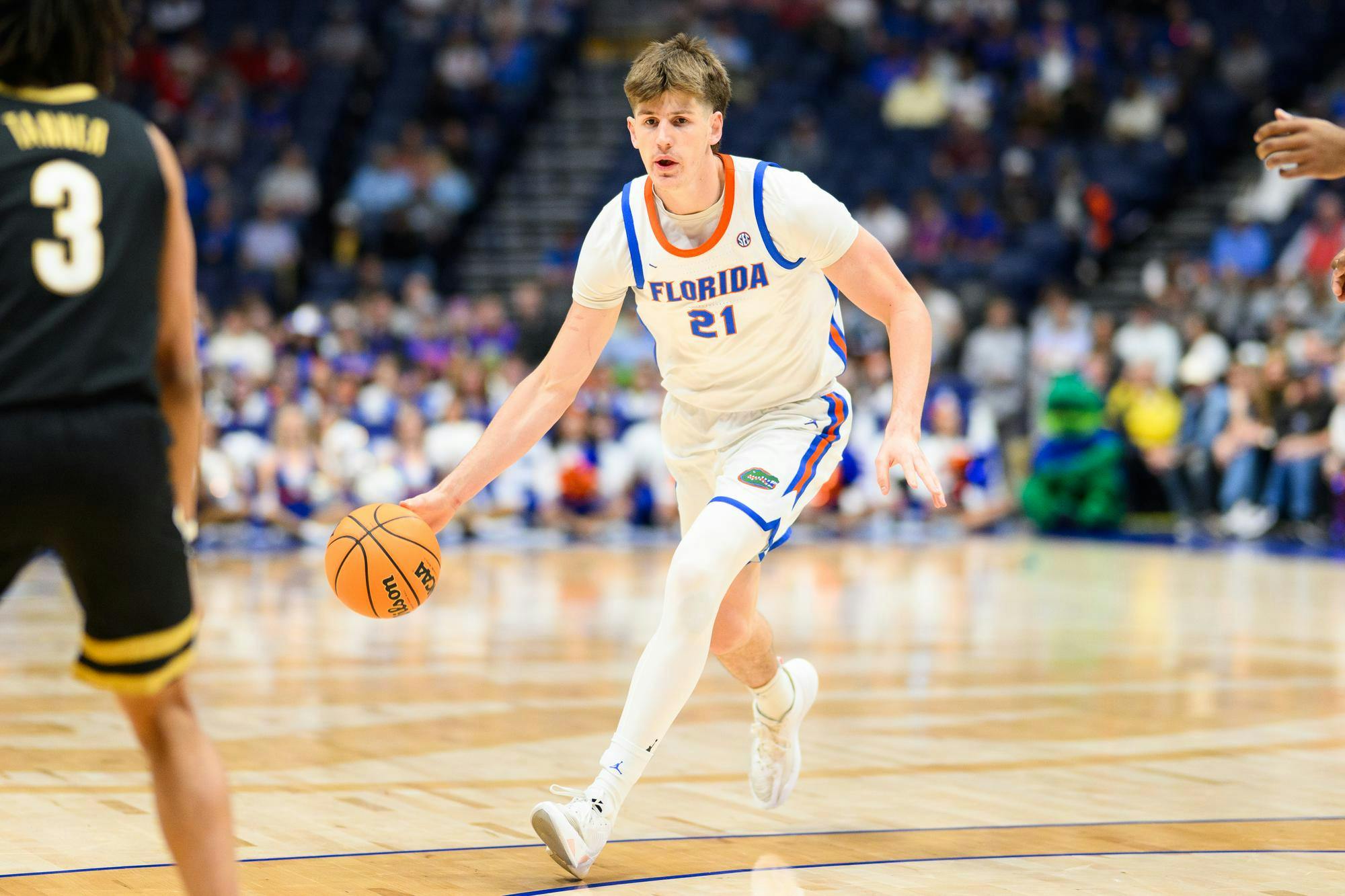 Florida forward Alex Condon (21) drives during the first half of an SEC Men's Basketball Tournament semifinal game against Vanderbilt, Saturday, March 14, 2026, in Nashville, Tenn.