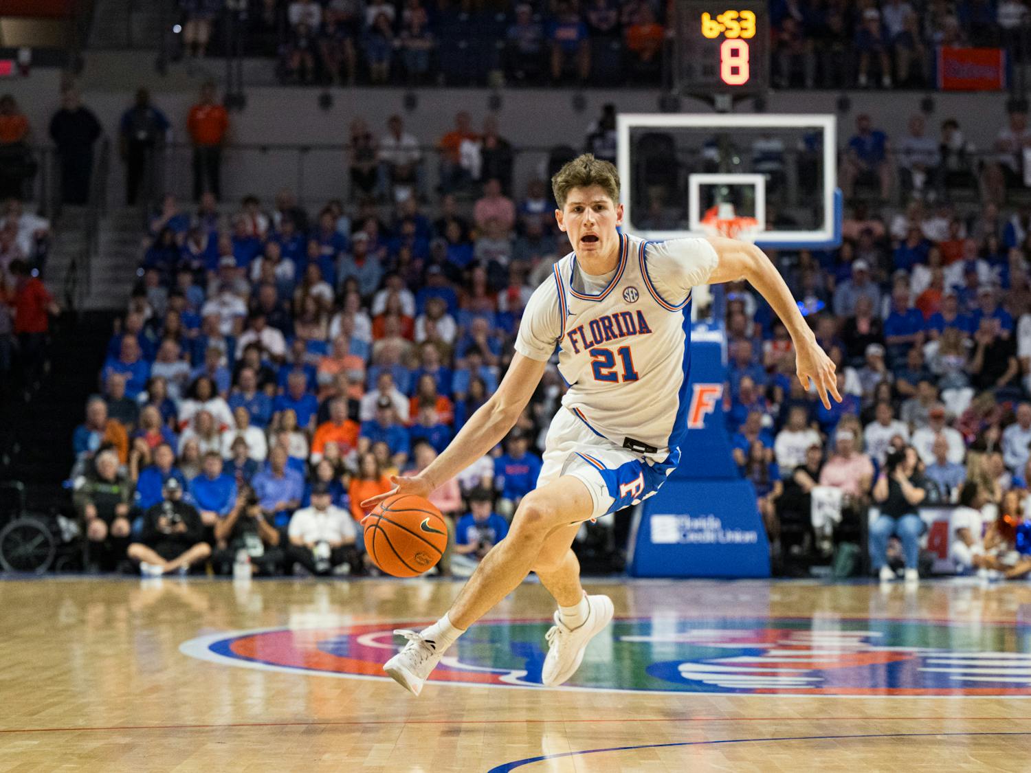 Florida Gators forward/center Alex Condon (21) dribbles the ball in a basketball game against Texas A&M on Saturday, Mar. 1, 2025, in Gainesville, Fla.