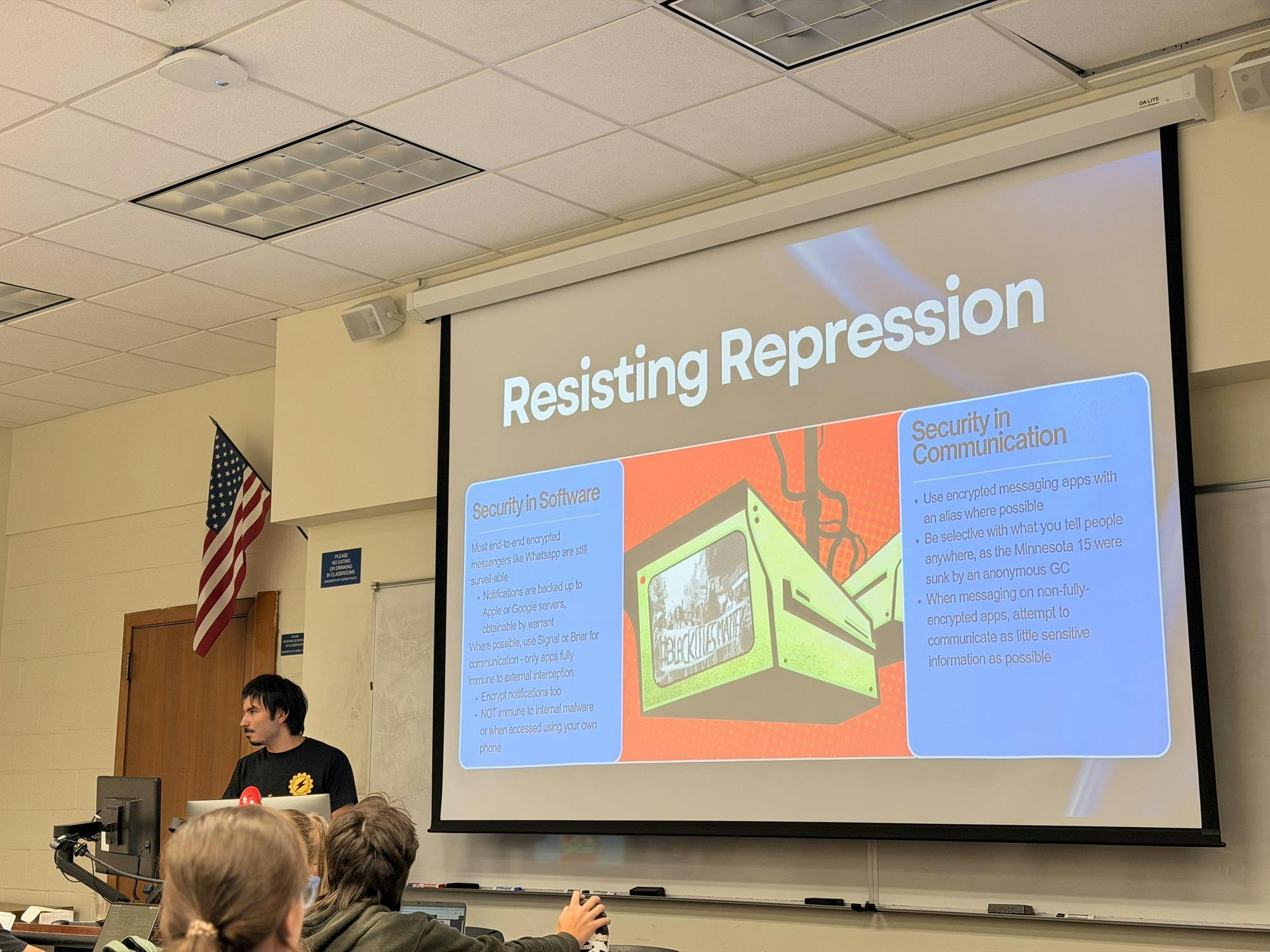 Solidarity member Dimitris Liveris on Thursday explaining how encrypted messengers work and what to use instead to keep messages private.
