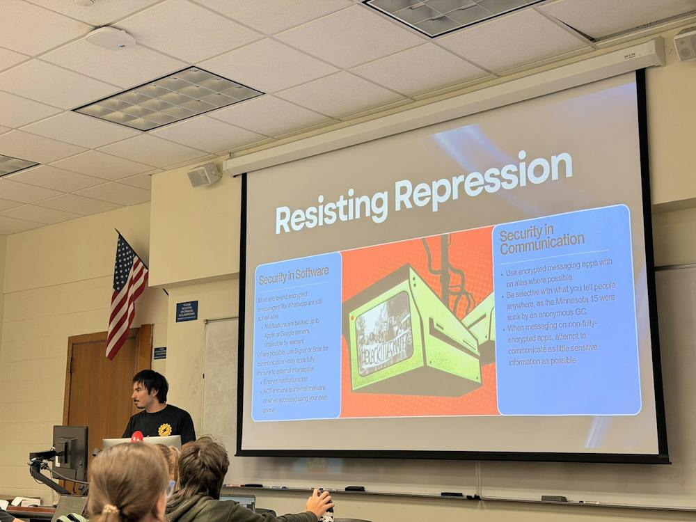 Solidarity member Dimitris Liveris on Thursday explaining how encrypted messengers work and what to use instead to keep messages private.