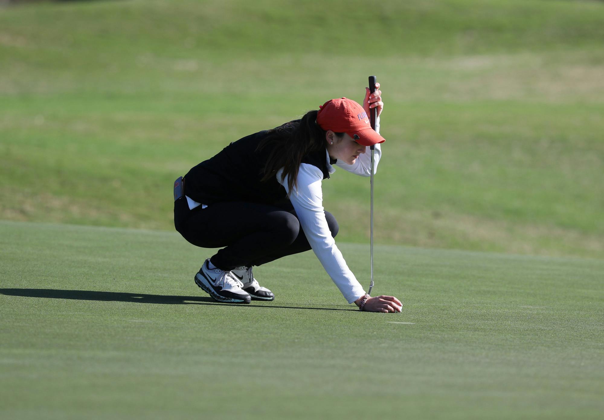 Maisie Filler lines up a putt at the Gators Invitational on Feb. 21. Florida's season came to an end at the NCAA Regionals Wednesday. / UAA Communications photo by Alex de la Osa