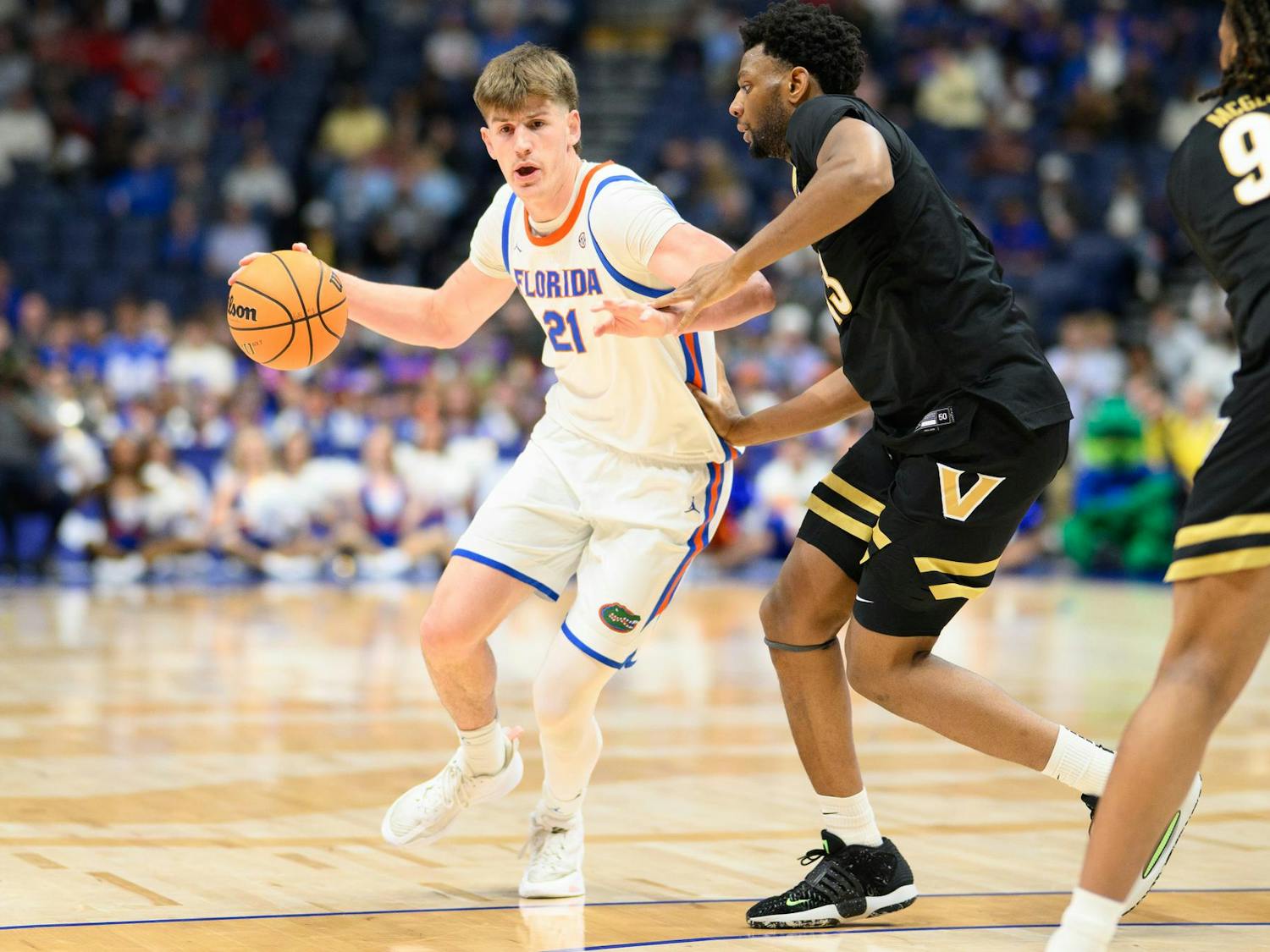 Florida forward Alex Condon (21) drives during the first half of an SEC Men's Basketball Tournament semifinal game against Vanderbilt, Saturday, March 14, 2026, in Nashville, Tenn.