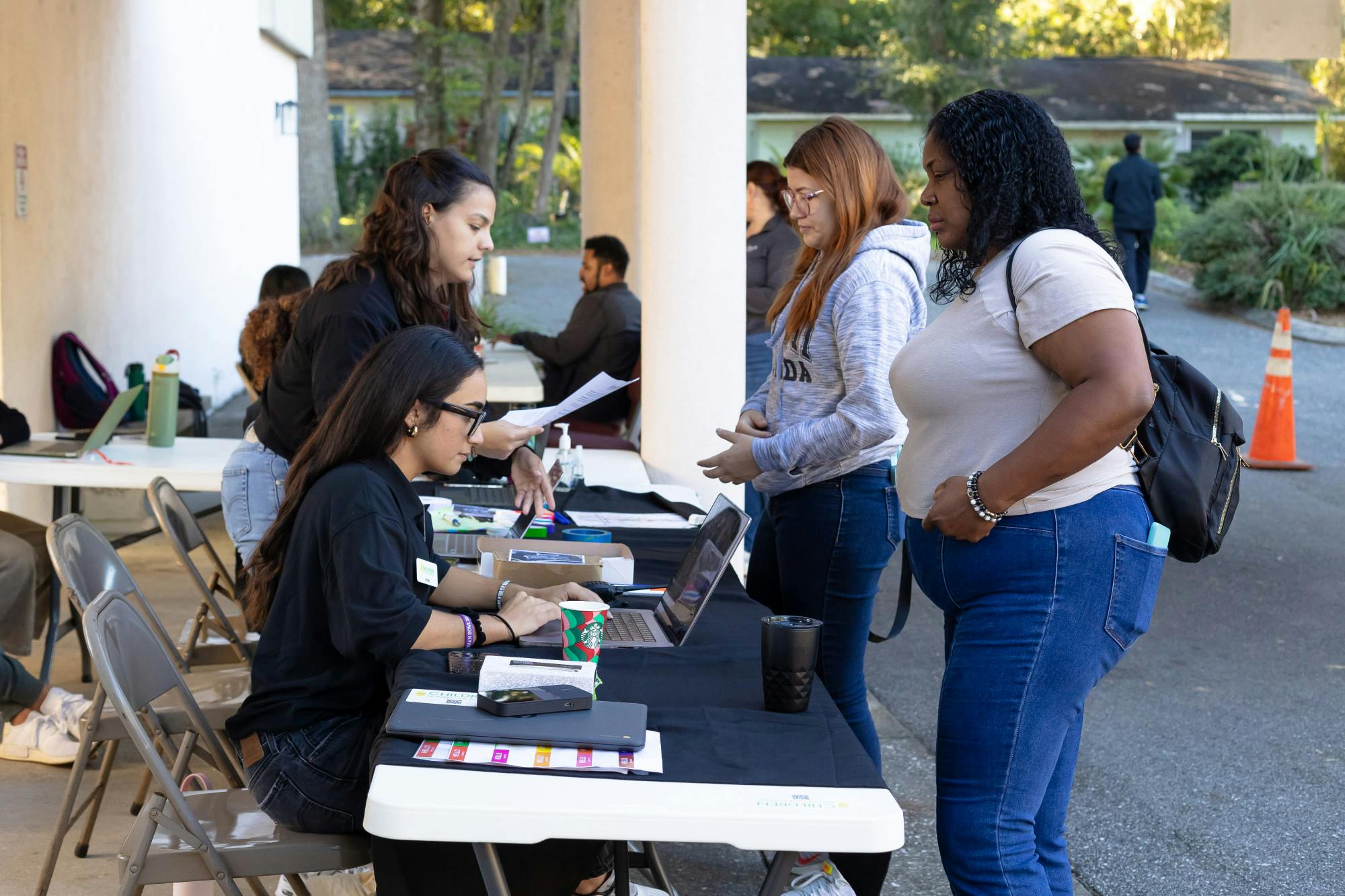 Volunteers check in patients at the Children Beyond Our Borders Health Fair on Nov 16. 2024. | Los voluntarios registran a los pacientes en la Feria de la Salud de Children Beyond Our Borders el 16 de noviembre del 2024.