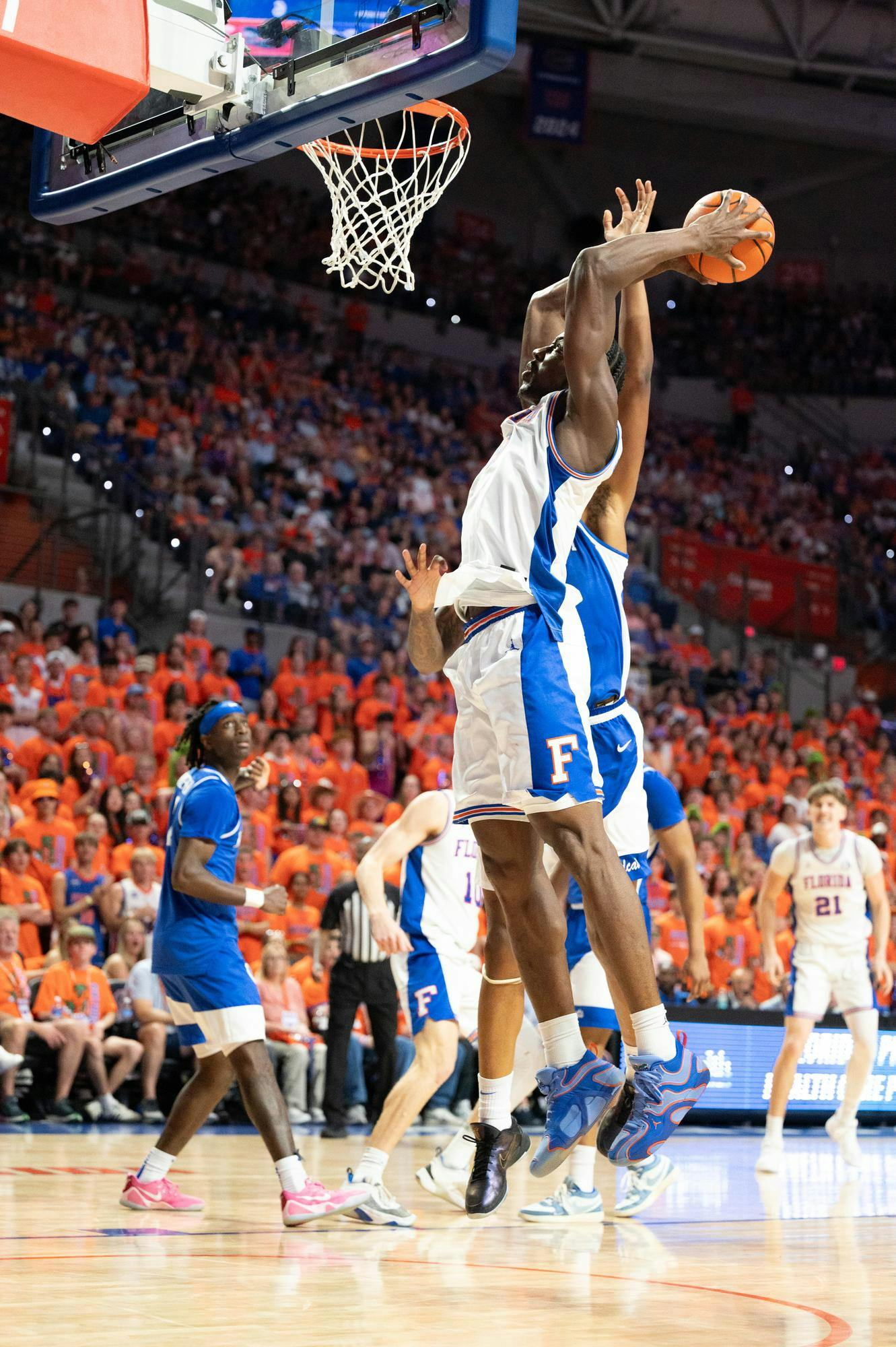 Florida center Rueben Chinyelu (9) dunks during the first half of an NCAA college basketball game against Kentucky, Saturday, Feb. 14, 2026 at Exactech Arena in Gainesville, Fla.