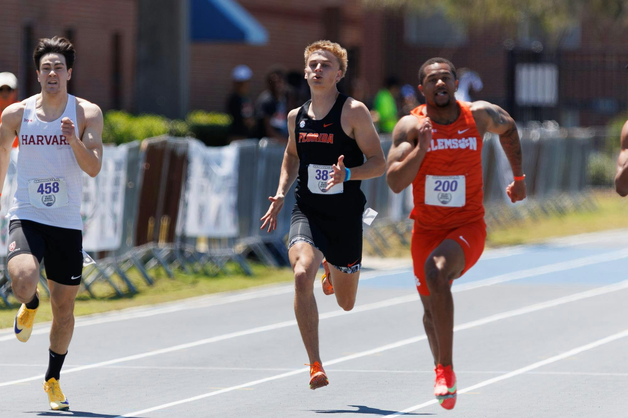 Jesse Myers competes in the men’s 200 meter during the Tom Jones Memorial Invitational in Gainesville, Fla., Friday, April 17, 2026.
