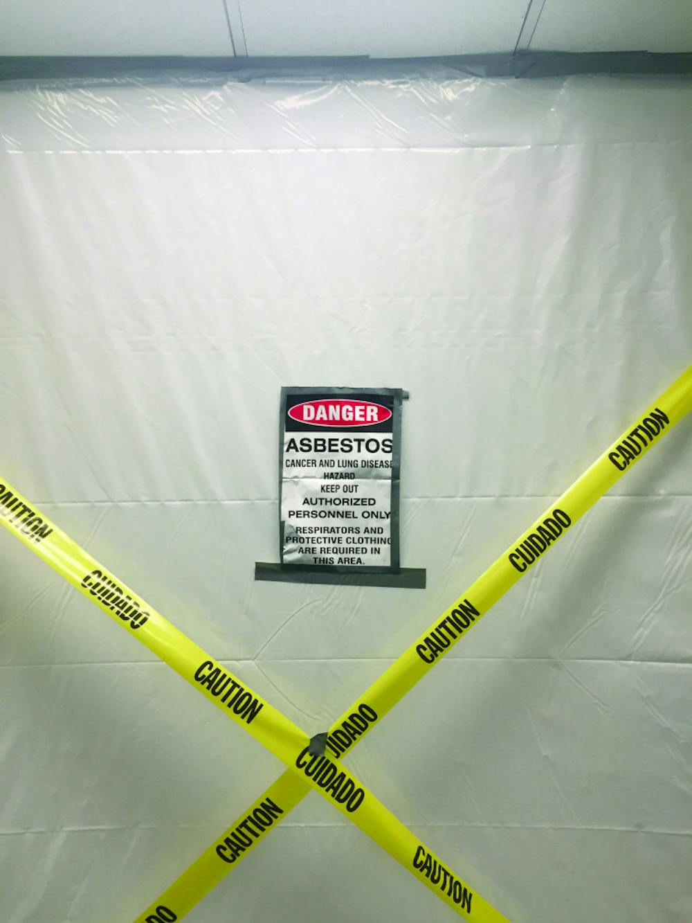 <p><span id="docs-internal-guid-9ff25327-b4ff-62fe-a68b-d36956349d6c"><span>Signs in the Reitz Union warn of asbestos. Parts of the Lower Level of the Reitz Union are closed for renovations.</span></span></p>
