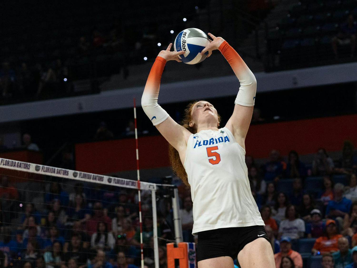 Florida Gators setter Alexis Stucky (5) sets the ball during the team’s 3-0 sweep over the Alabama Crimson Tide on Sunday, November 10, 2024.