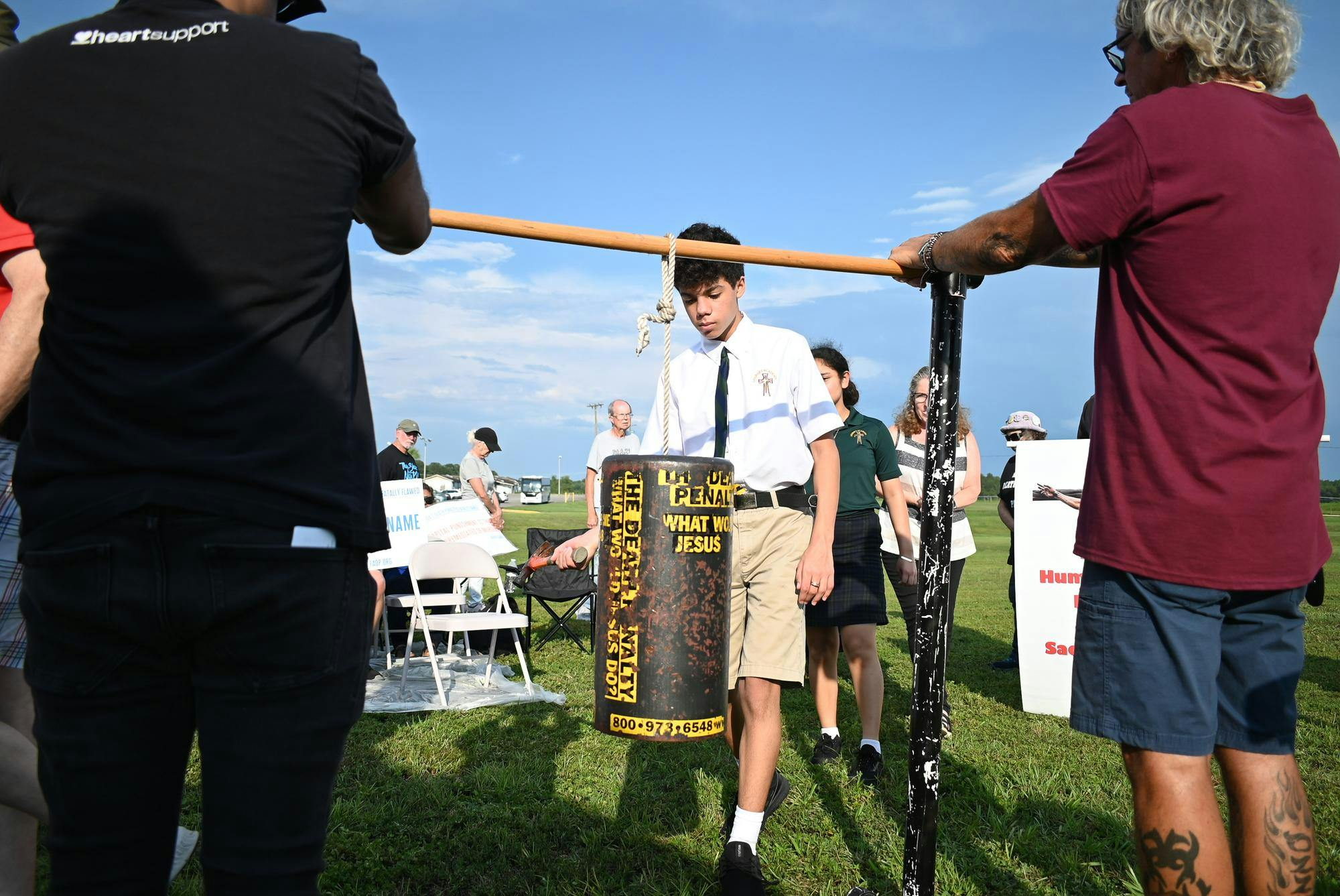 Students from Lourdes Academy bang a hammer on a metal cylinder in solidary with convicted felon Curtis Windom. Curtis Windom was executed at Florida State Prison on Thursday, Aug. 28th, 2025.