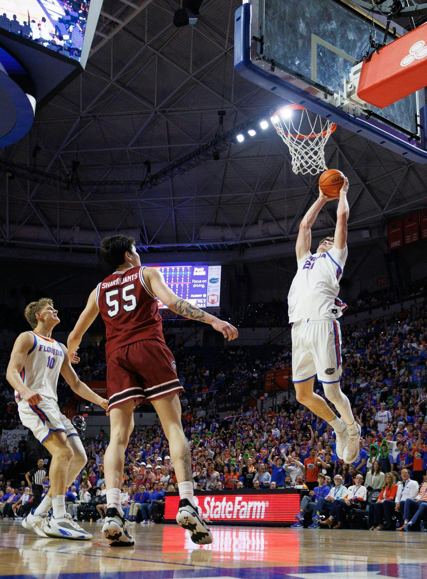 Florida forward Alex Condon (21) dunks during the second half of an NCAA college basketball game against South Carolina, Tuesday, Feb. 17, 2026, in Gainesville, Fla.