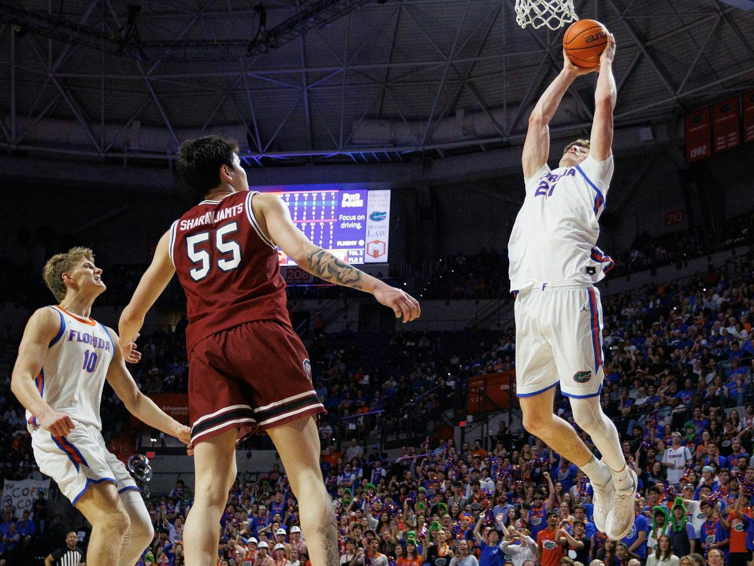 Florida forward Alex Condon (21) dunks during the second half of an NCAA college basketball game against South Carolina, Tuesday, Feb. 17, 2026, in Gainesville, Fla.