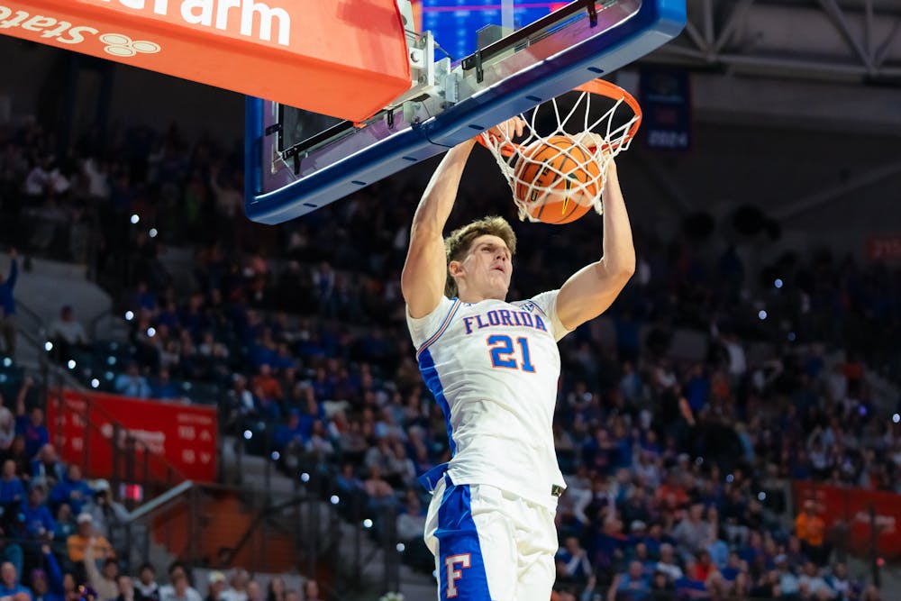 <p>UF basketball player Alex Condon (21) dunks the ball while playing against the Tennessee Volunteers on Jan. 7, 2025.</p>