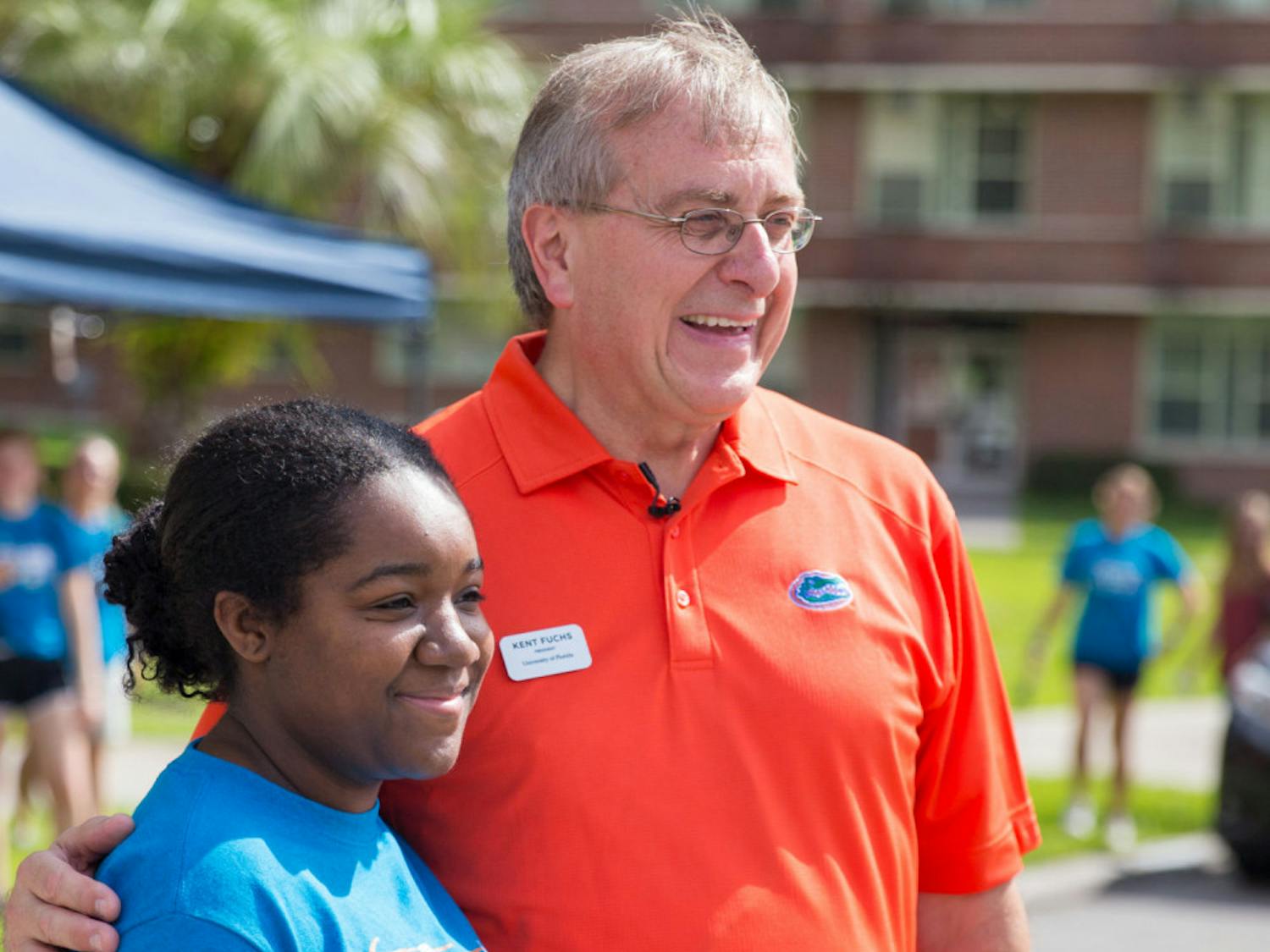 President Kent Fuchs helps students move in on Thursday, Aug. 15 at Jennings Hall.&nbsp;