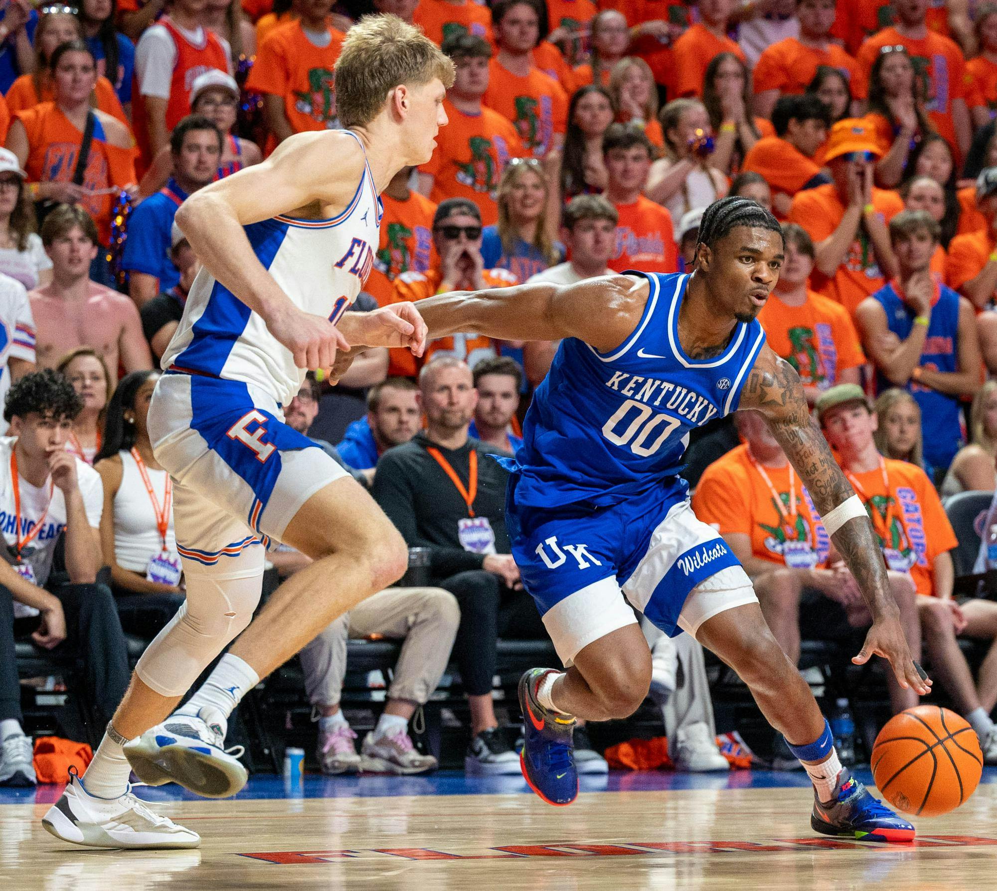 Kentucky guard Otega Oweh (00) dribbles against Florida forward Thomas Haugh (10) during the second half of an NCAA college basketball game, Saturday, Feb. 14, 2026 at Exactech Arena in Gainesville, Fla.