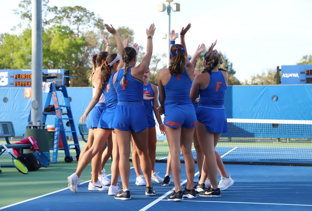 Florida huddles up during its 4-0 loss to Pepperdine Friday, Feb. 24, 2023. 