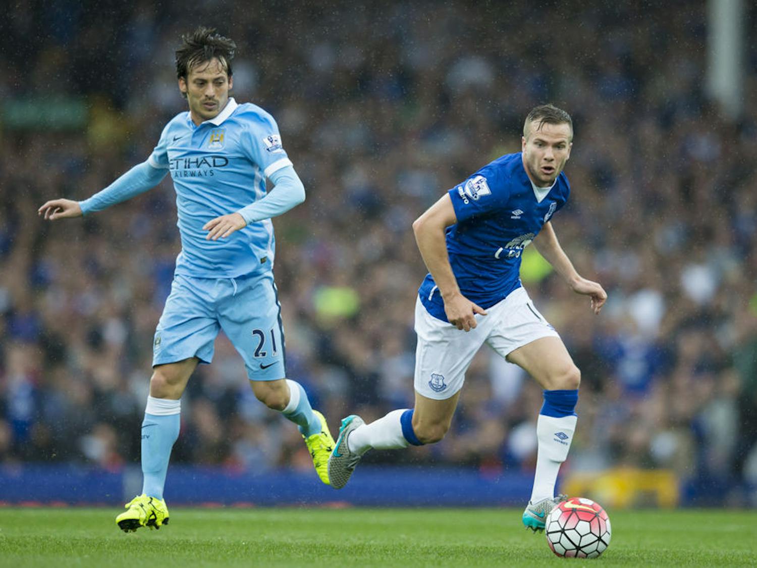 Everton's Tom Cleverley, right, fights for the ball against Manchester City's David Silva during the English Premier League soccer match between Everton and Manchester City at Goodison Park Stadium, Liverpool, England, Sunday Aug. 23, 2015. (AP Photo/Jon Super)