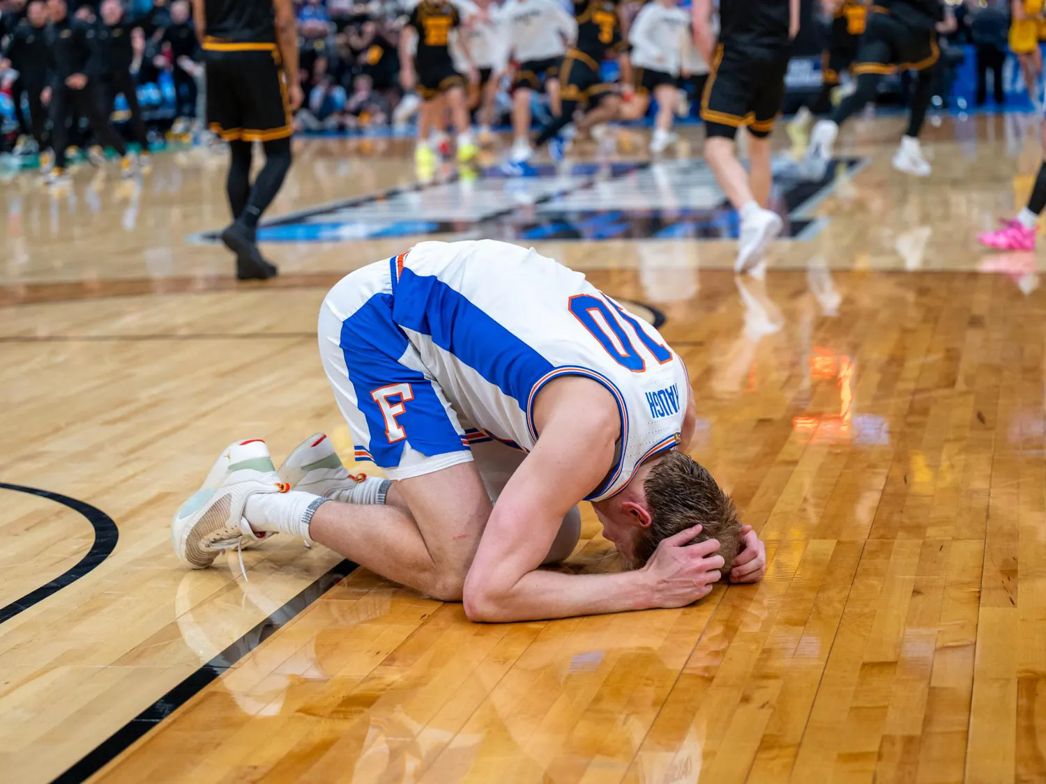 Florida forward Thomas Haugh (10) crumbles to the ground after losing an NCAA Tournament second round game against Iowa, Sunday, March 22, 2026, in Tampa, Fla.