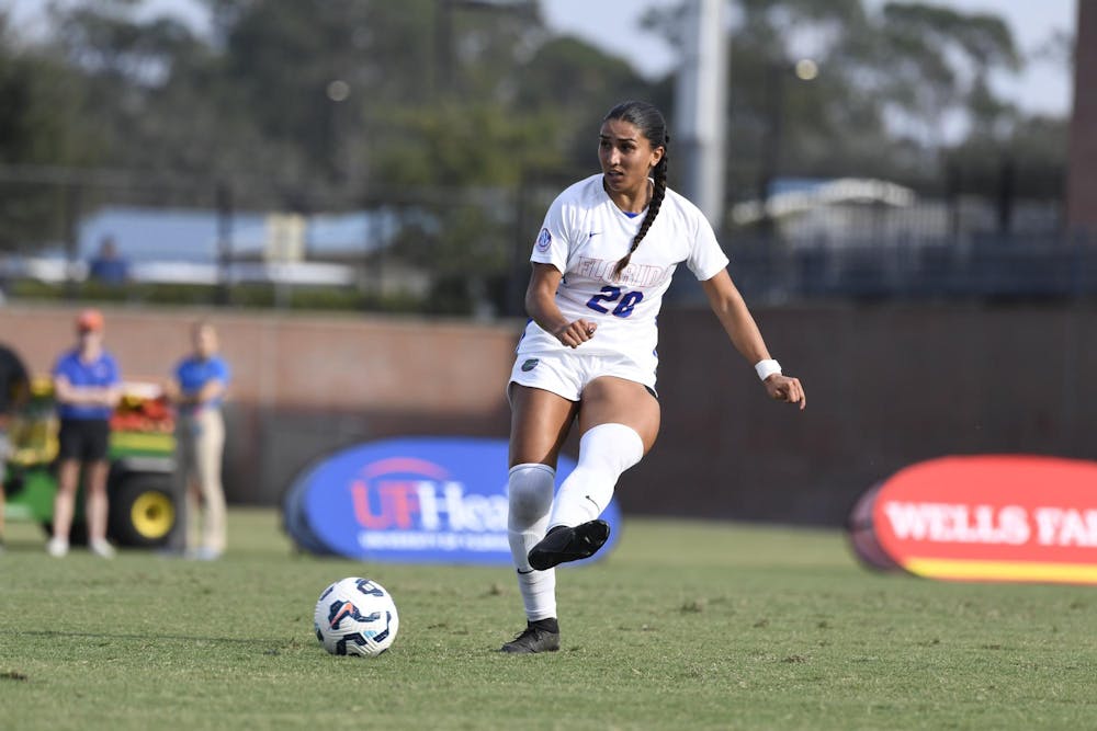 Florida Gators Defender Anna DeLeon (20) passes the ball during the first half at Donald R. Dizney Stadium on Sunday, October 27, 2024