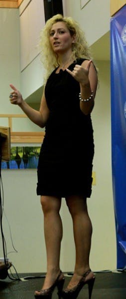 Jane McGonigal urged students to spend more time playing online video games. She stressed the positive effects that playing games have on people.