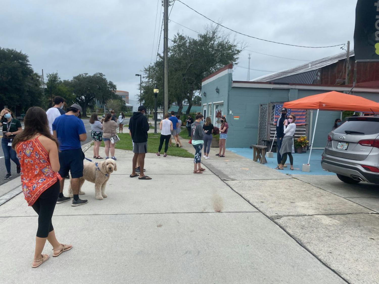A line forming outside of Luke's New York Bagels on Main Street.