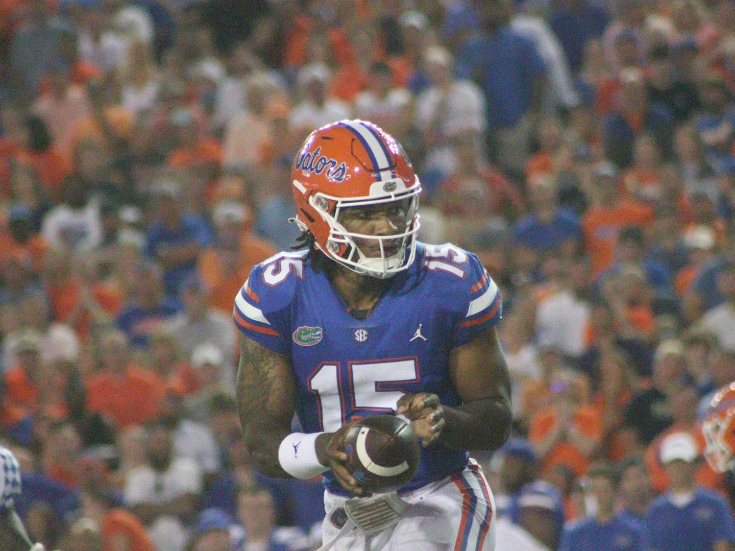 Florida quarterback Anthony Richardson holds the ball while turning to the running back in the Gators' loss to the Kentucky Wildcats Saturday, Sept. 10, 2022.