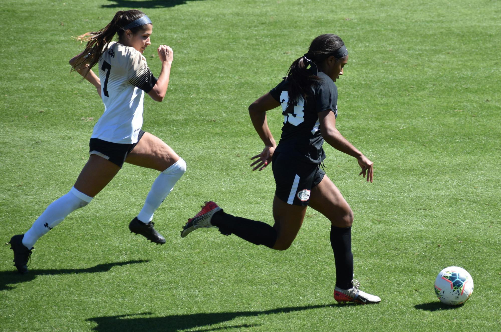 Forward Kouri Peace controls the ball during a match with Charleston Feb. 20, 2021. 