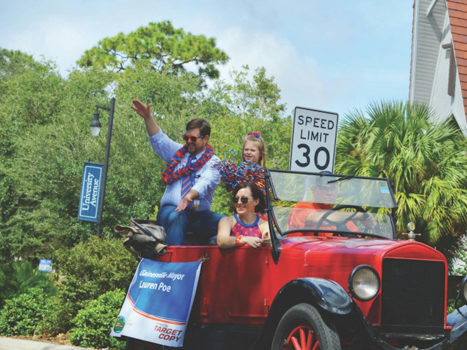 The 2017 Homecoming weekend kicked off with the Gator Gallop, a short 2-mile run around UF’s campus, on Friday morning. Afterward, fans lined up along West University Avenue to watch the annual UF Homecoming Parade at noon, which included more than 100 different floats. On Friday evening, fans gathered on Flavet Field for performances by rapper Snoop Dogg and singer Daya for Gator Growl. On Saturday, the Florida Gators played the Louisiana State University Tigers for the annual Homecoming football game.