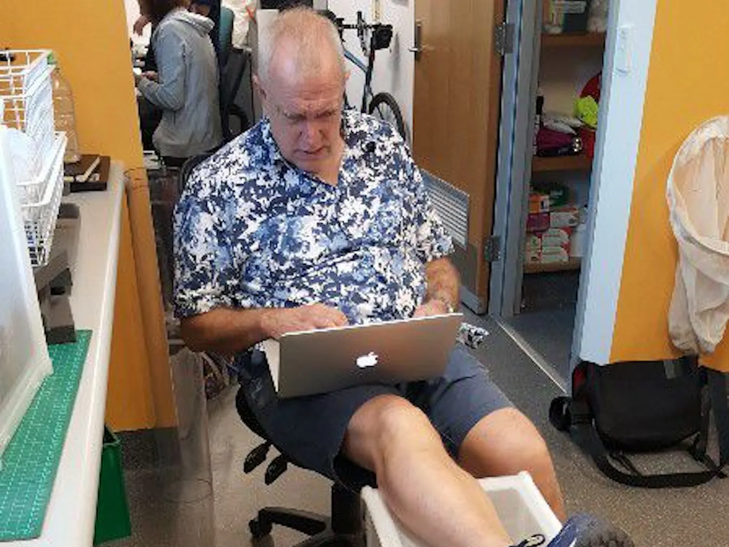 Barukh Rohde's mentor Scott Ritchie, a UF entomology Ph.D. graduate, "feeding mosquitoes" in a box under his leg.