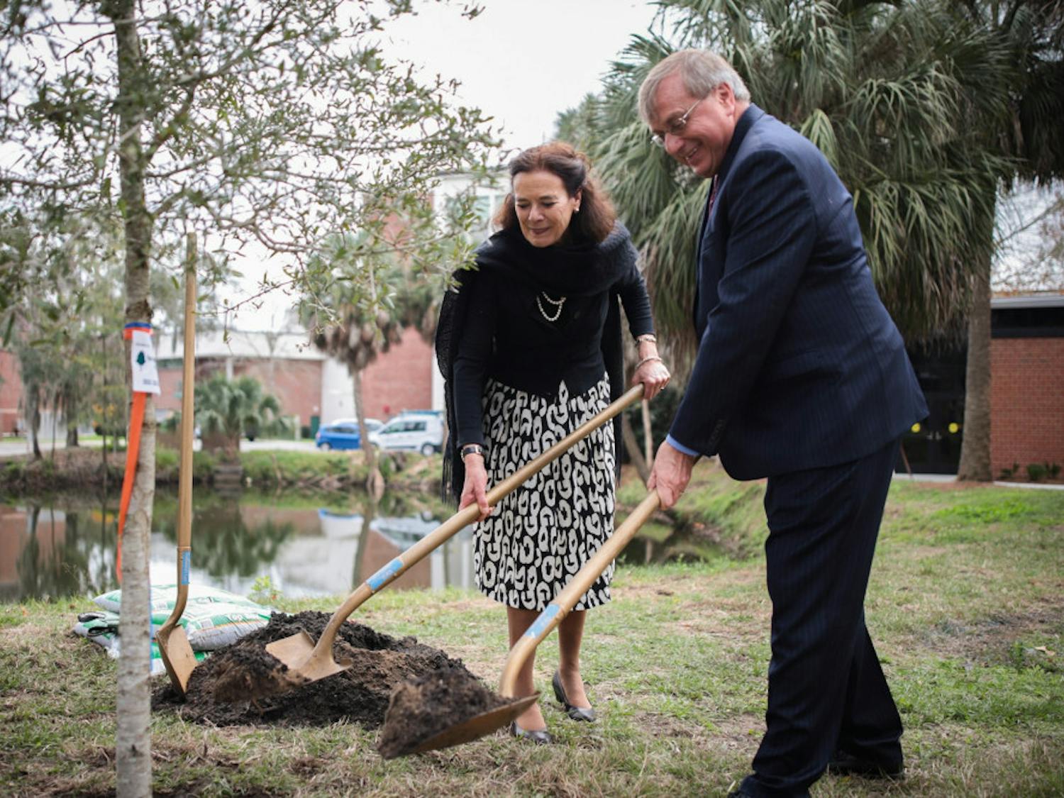 UF President Kent Fuchs and Wageningen University and Research Executive Board President Louise Fresco planted a 9-foot live oak tree Thursday for Florida Arbor Day. This is part of an initiative to plant 100 “UniversiTREEs” across the world.