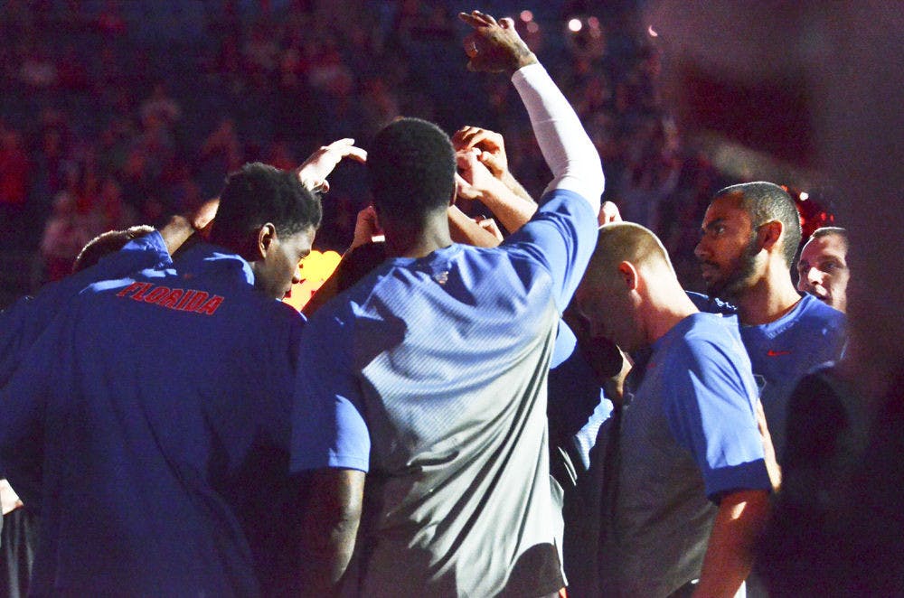 <p>The UF men's basketball team huddles prior to Florida's 61-56 overtime win against Louisiana-Monroe.</p>