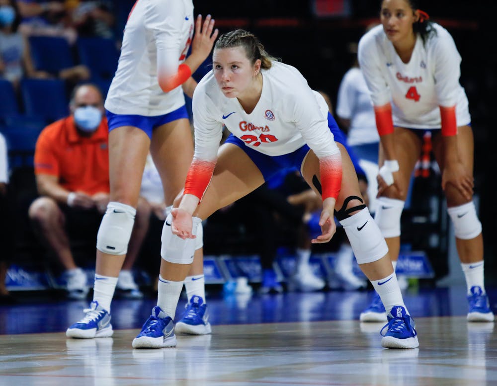 <p>Florida outside hitter Thayer Hall prepares for a Mississippi State serve on Sept. 24, 2021. She poured in 11 kills in a 3-0 victory Wednesday night over Georgia. </p>
