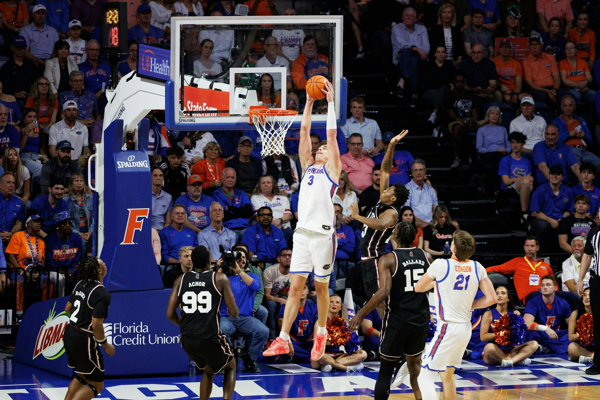 Florida Gators center Micah Handlogten (3) catches an alley-oop pass during the first half of an NCAA college basketball game against Mississippi State, Tuesday, March 03, 2026, in Gainesville, Fla.