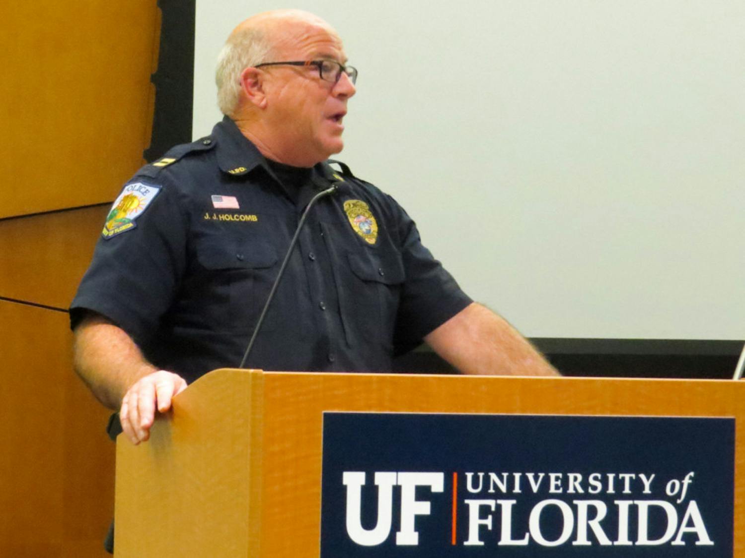 University Police Capt. Jeff Holcomb addresses Student Senate on Tuesday night about safety during finals week. He said crime usually increases around the libraries during the end of the semester, when more students are studying and leaving their belongings unattended.