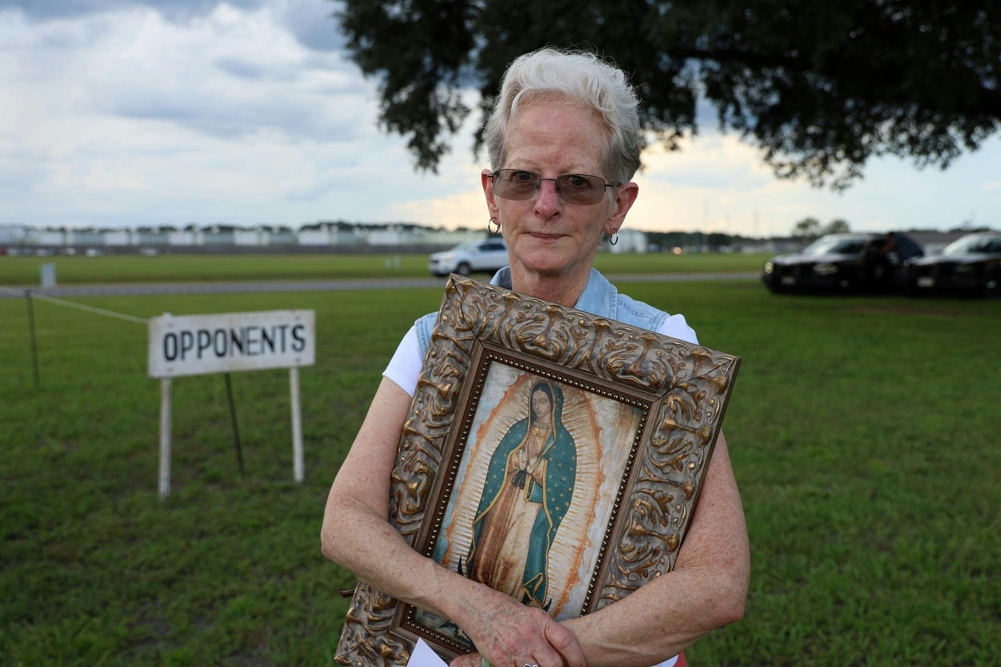Deborah Vomero holds a framed portrait of Our Lady Guadalupe in protest of execution the of Daniel Owen Conahan Jr., Thursday, Sept. 10, 2026, at the Florida State Prison in Raiford, Fla.