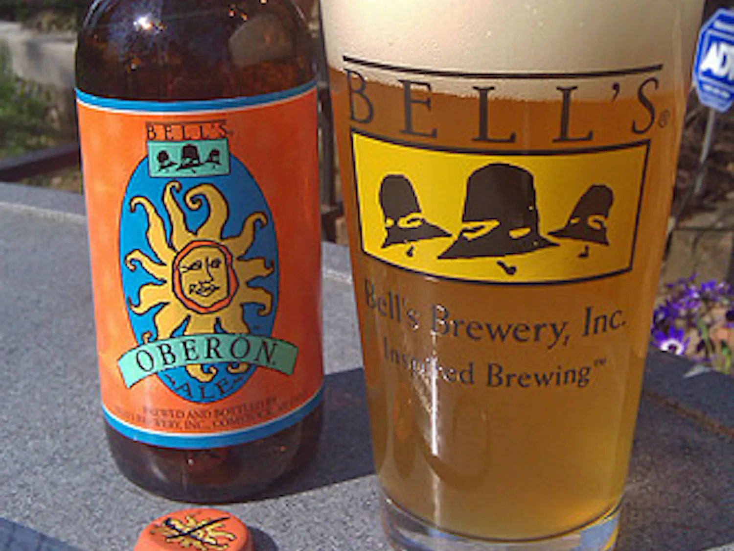 This pale wheat ale is balanced between malted wheat flavor and a zip of tartness from Saaz hops.
