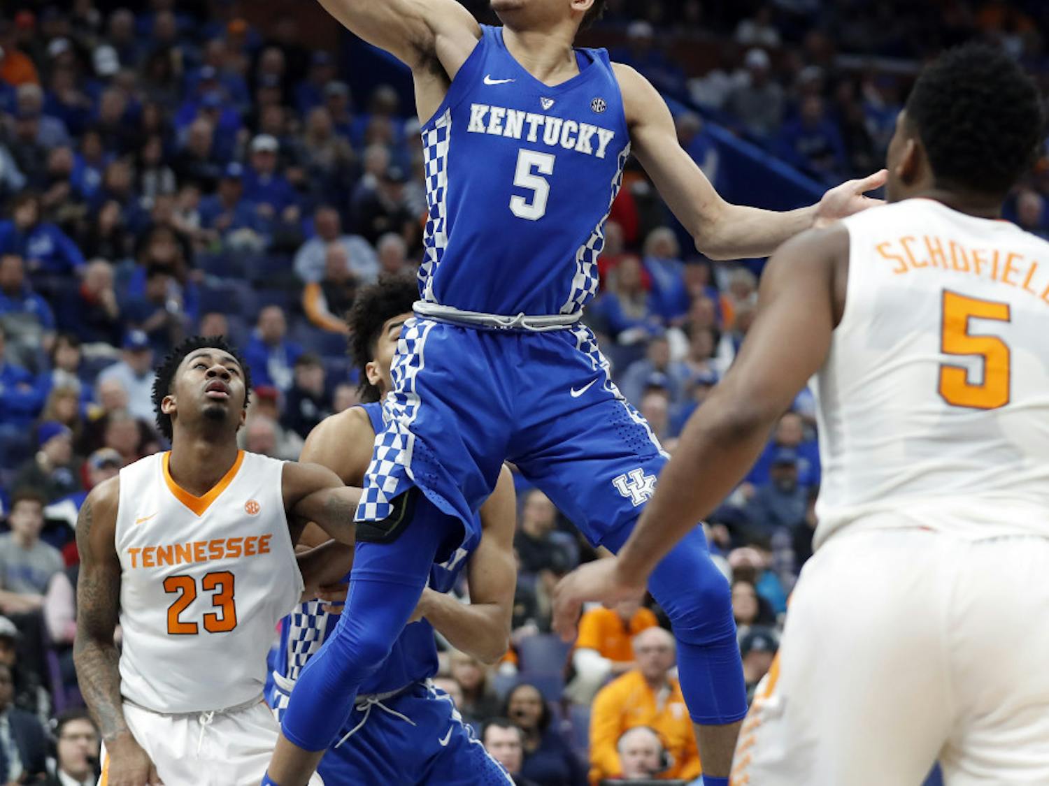 Kentucky's Kevin Knox, center, scores between Tennessee defenders Jordan Bowden (23) and Admiral Schofield, right, during the second half of an NCAA college basketball championship game at the Southeastern Conference tournament Sunday, March 11, 2018, in St. Louis. (AP Photo/Jeff Roberson)