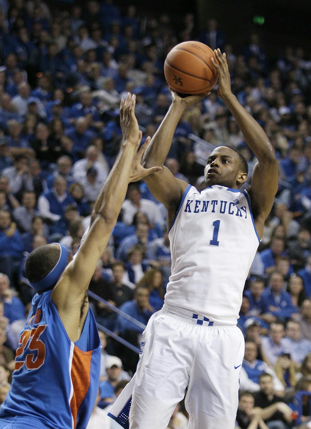 Kentucky guard Darius Miller shoots over Florida forward Alex Tyus during the Wildcats’ 76-68 win in Lexington, Ky., on Saturday.