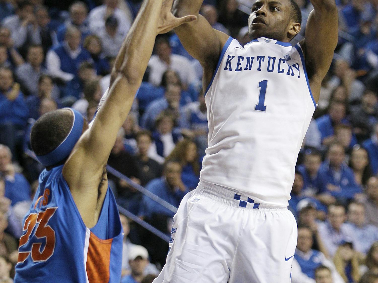 Kentucky guard Darius Miller shoots over Florida forward Alex Tyus during the Wildcats’ 76-68 win in Lexington, Ky., on Saturday.
