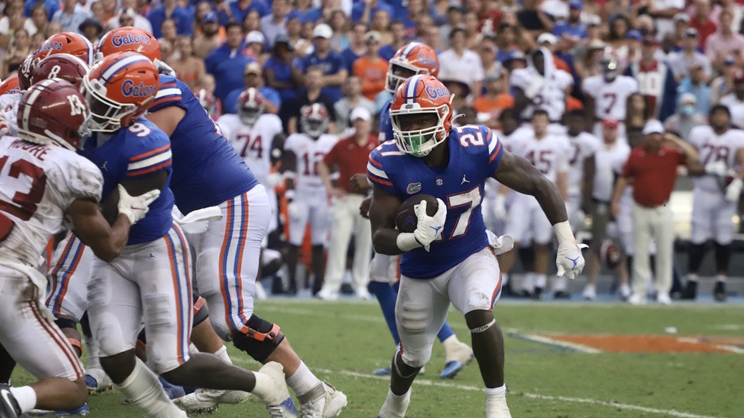 Florida's Dameon Pierce rushes toward the edge of his offensive line against No. 1 Alabama on Sept. 18, 2021.