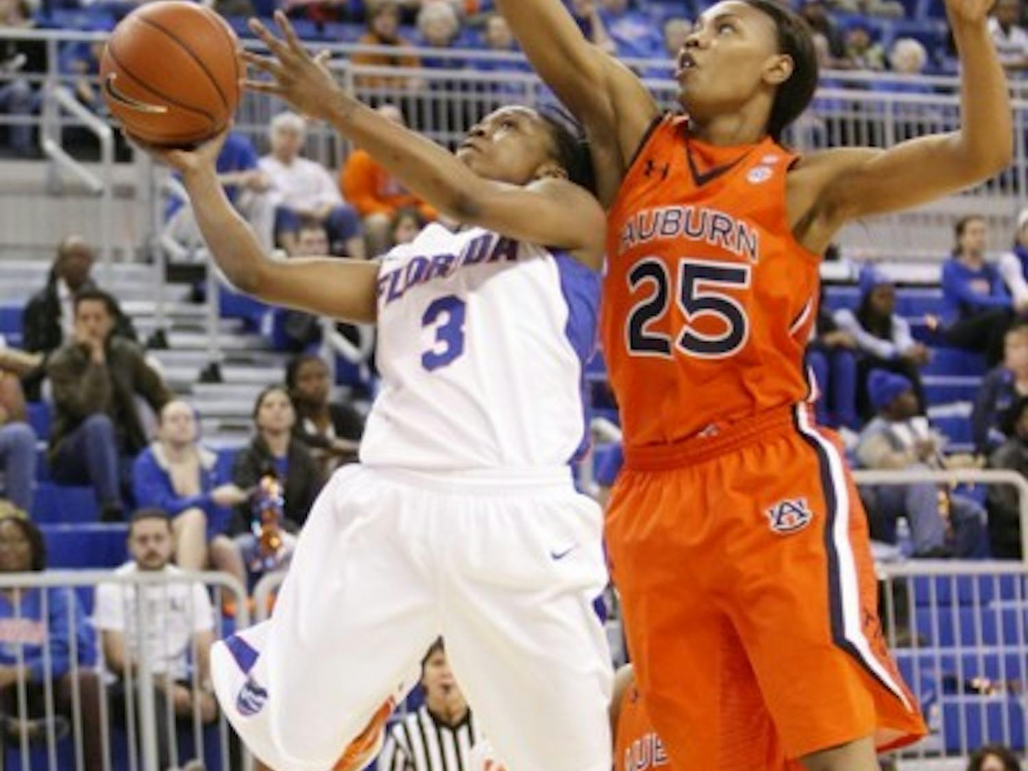 Florida point
guard Lanita Bartley (left) scored a team-high 17 points in
Thursday’s 70-56 win against Auburn in the O’Connell
Center.