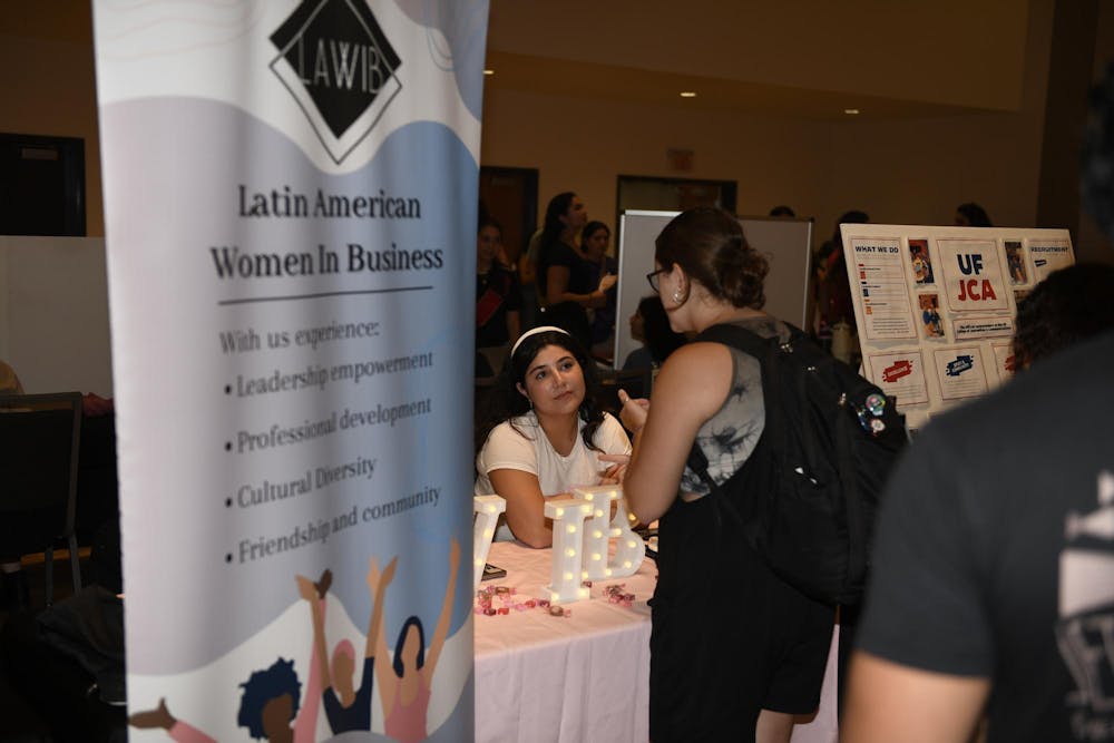 <p>A University of Florida sophomore student, Lucia Garcia, tables at the Rion Ballroom in the Reitz on Aug. 29, 2024. She is the Vice President of Latin American Women in Business. | Una estudiante de segundo año de la Universidad de Florida, Lucía García, promociona su club en el Rion Ballroom del Reitz el 29 de agosto de 2024. Es Vicepresidenta de la organización Mujeres Latinoamericanas en Negocios.</p>