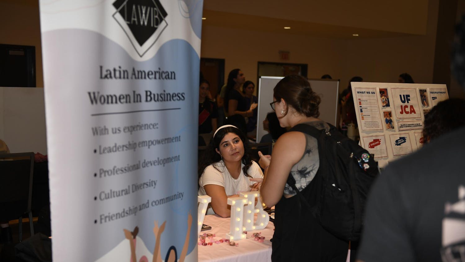 A University of Florida sophomore student, Lucia Garcia, tables at the Rion Ballroom in the Reitz on Aug. 29, 2024. She is the Vice President of Latin American Women in Business. | Una estudiante de segundo año de la Universidad de Florida, Lucía García, promociona su club en el Rion Ballroom del Reitz el 29 de agosto de 2024. Es Vicepresidenta de la organización Mujeres Latinoamericanas en Negocios.