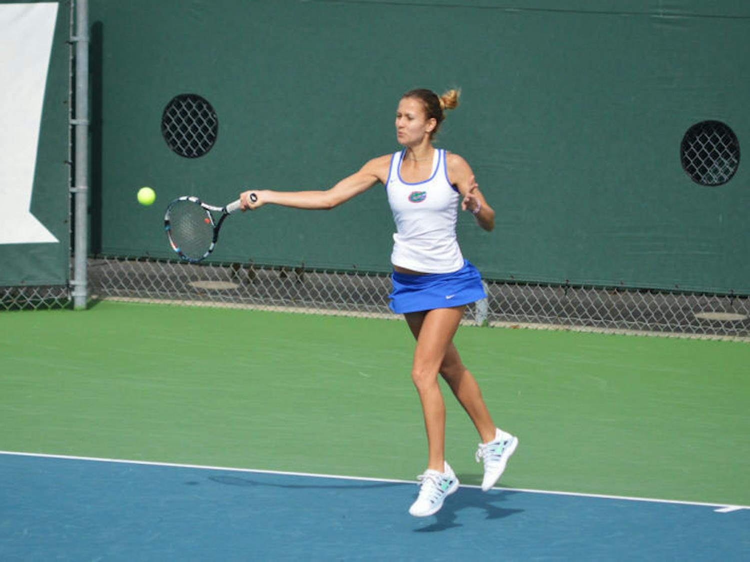 Olivia Janowicz hits the ball during Florida’s 4-0 win against Harvard on Sunday at the Ring Tennis Complex. Janowicz won her first match on the No. 1 court on Wednesday, defeating UCF’s Josephine Haraldson in straight sets.