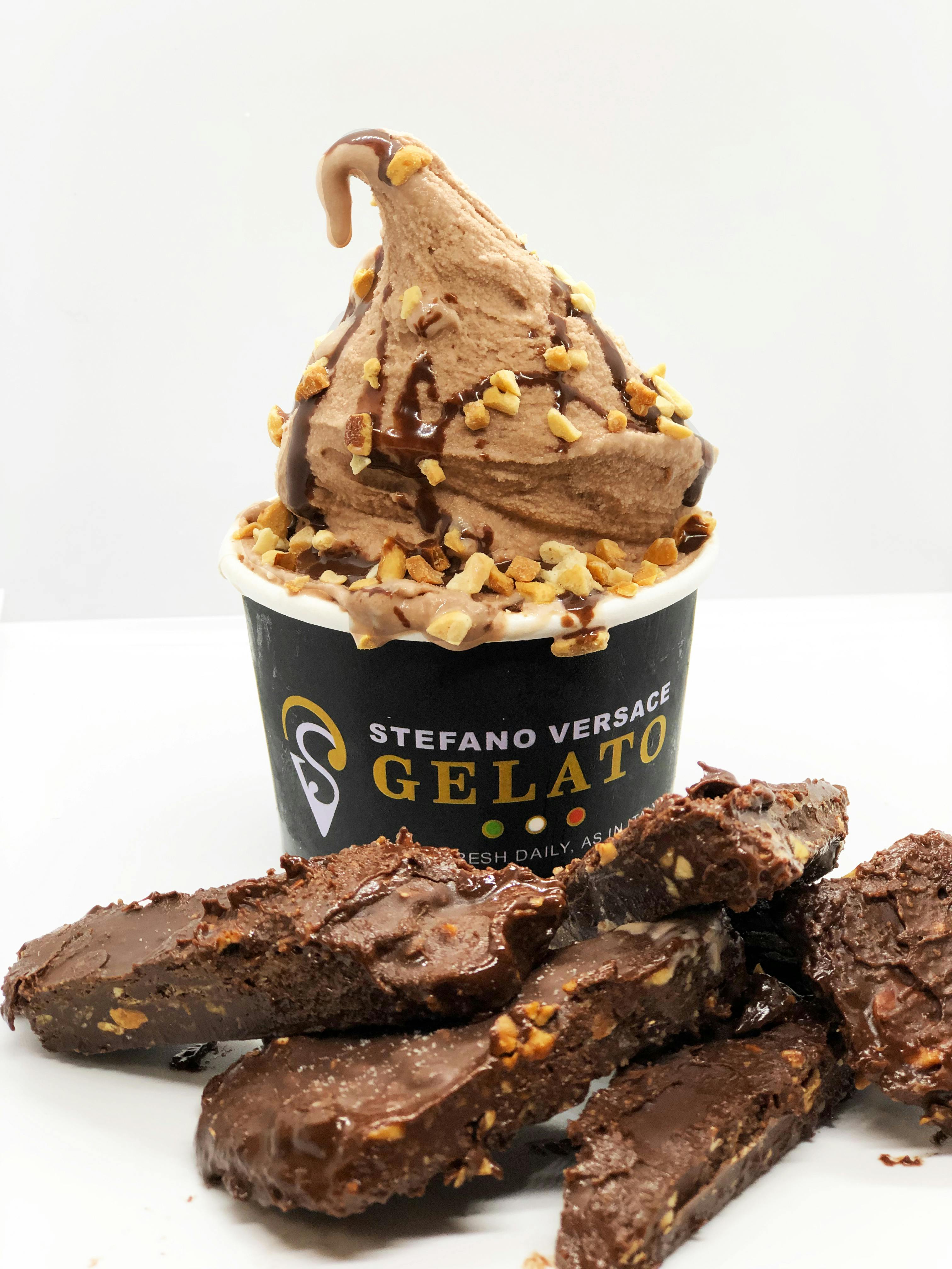 The shop will feature flavors "from Classic Espresso to Specialty Coffee." It will offer healthy juices, smoothies, açai bowls, wheatgrass shots, signatures pastries and exclusive desserts like the “Choco Kebab."